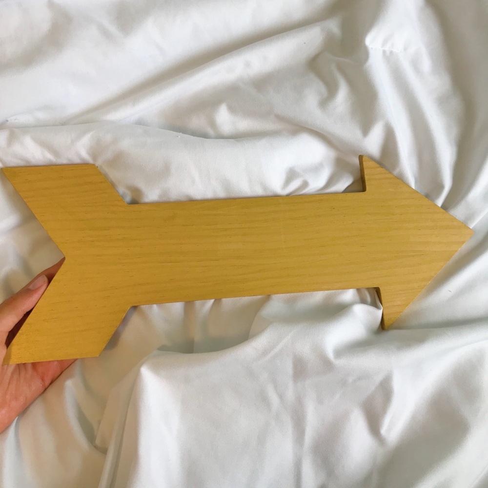 shimmery gold arrow room decoration